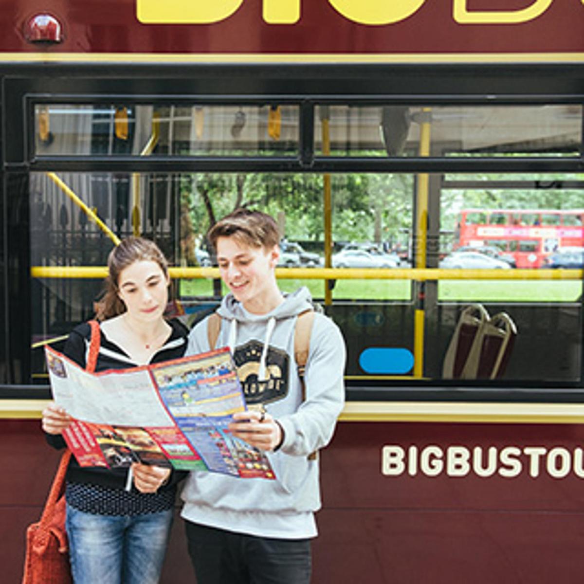 muž a žena stojící před autobusem
