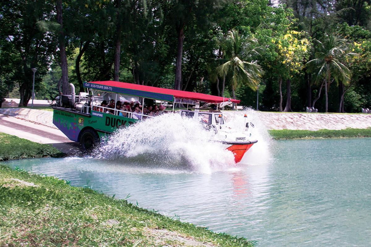 um barco na água com pessoas nele