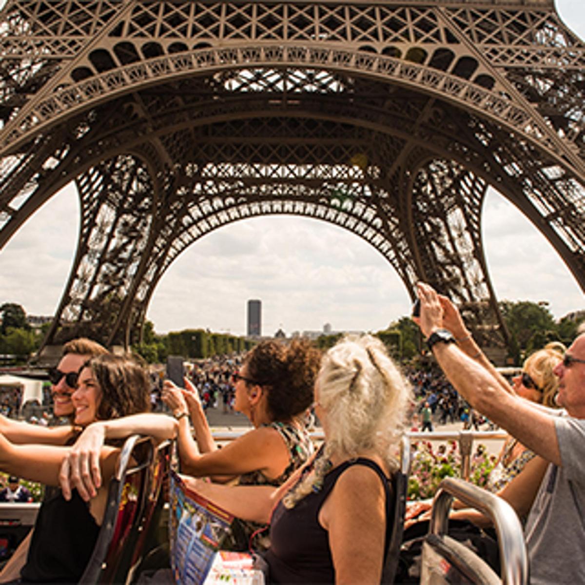 persone davanti alla torre Eiffel