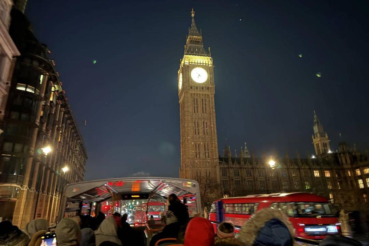 una torre dell'orologio con il Big Ben a Londra di notte