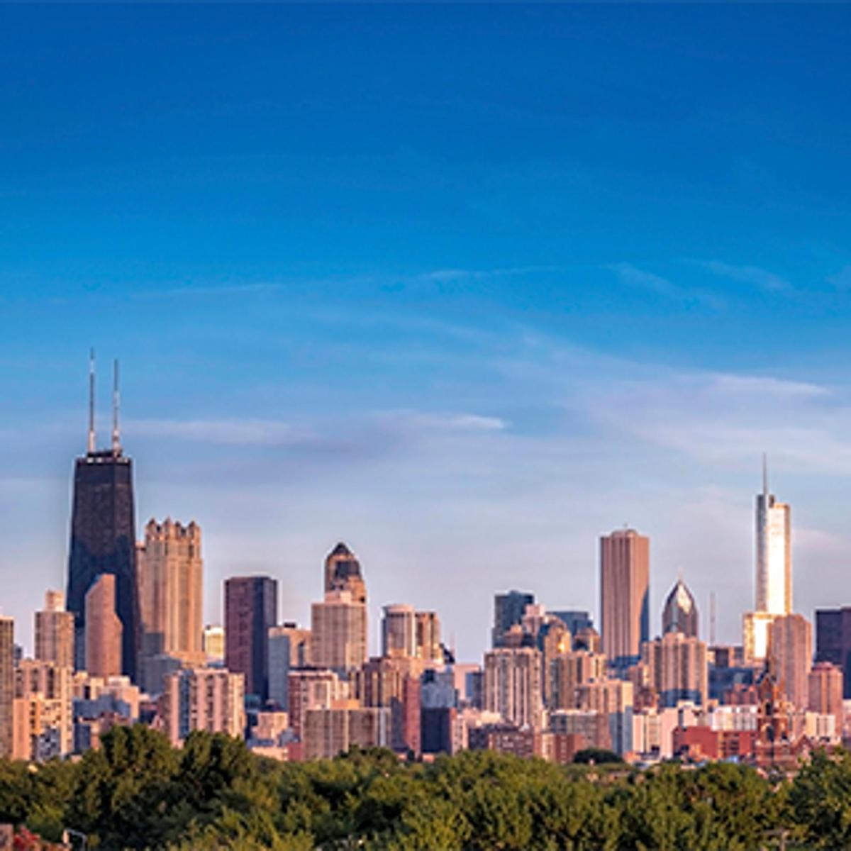 gökdelenlerin olduğu bir şehir silüetinin görünümü