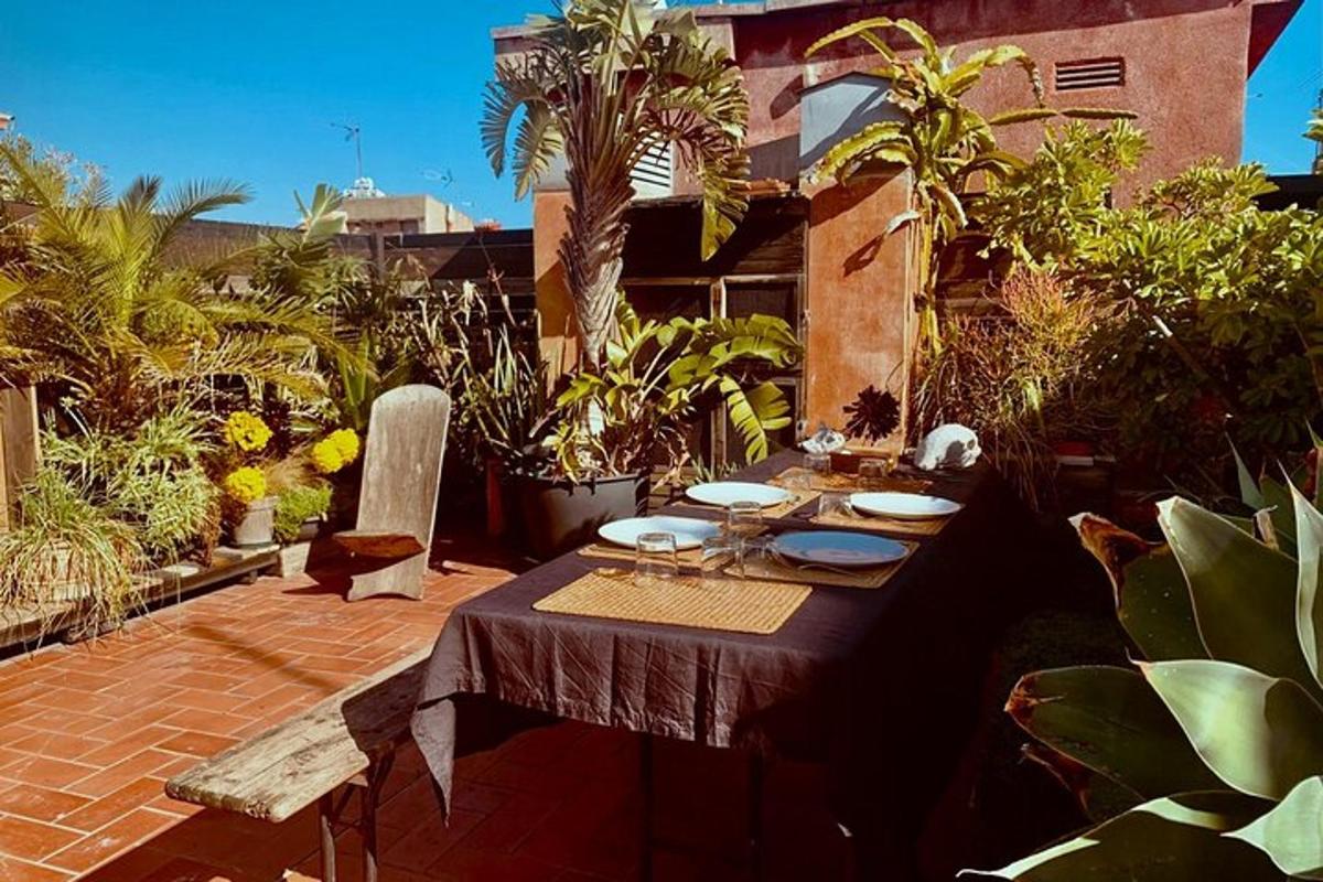 un tavolo con piatti sopra in un giardino
