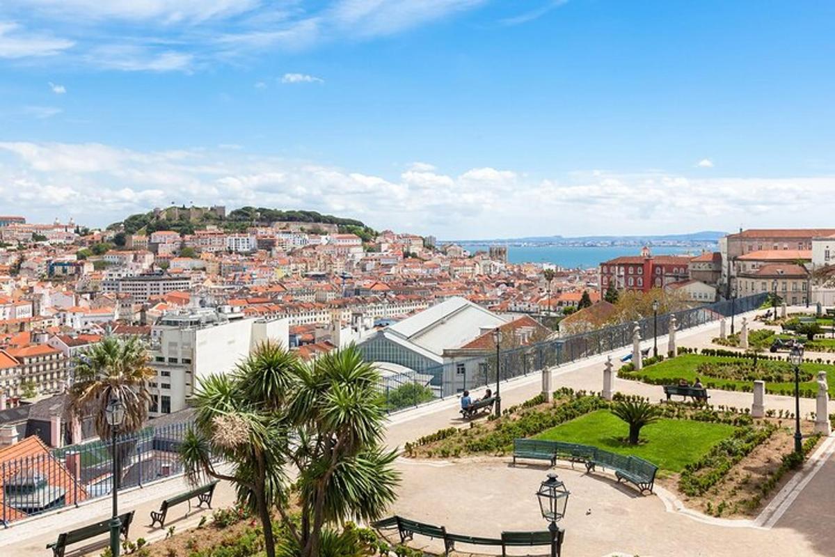 una vista di una città con edifici e l'oceano