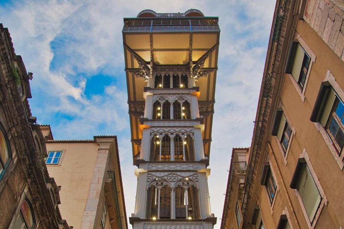 un'alta torre dell'orologio al centro di due edifici