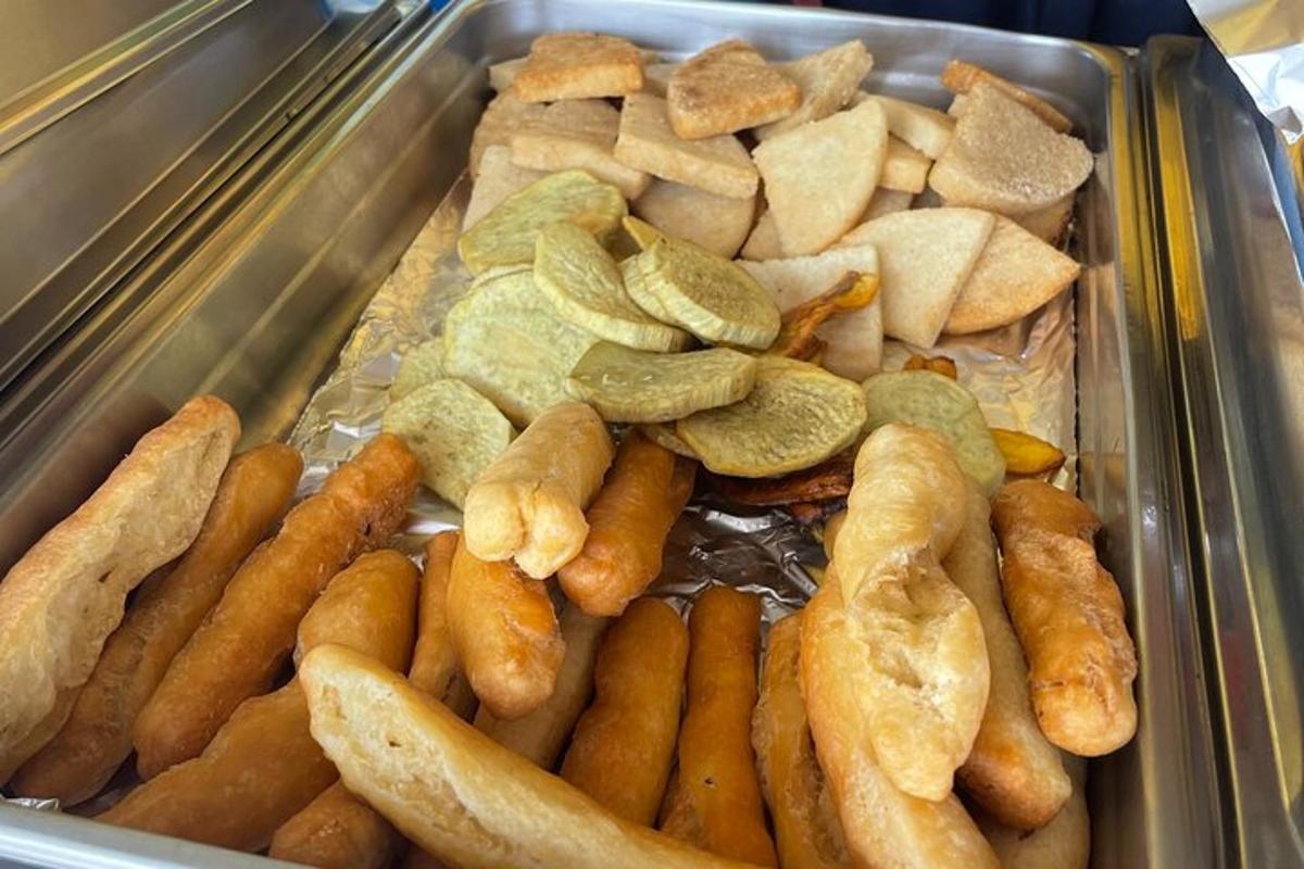 una bandeja de comida con pan y patatas fritas