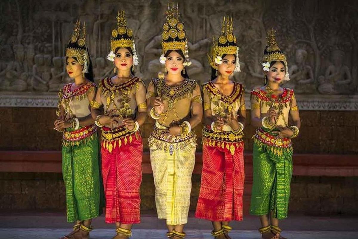 um grupo de mulheres vestidas de dourado e verde