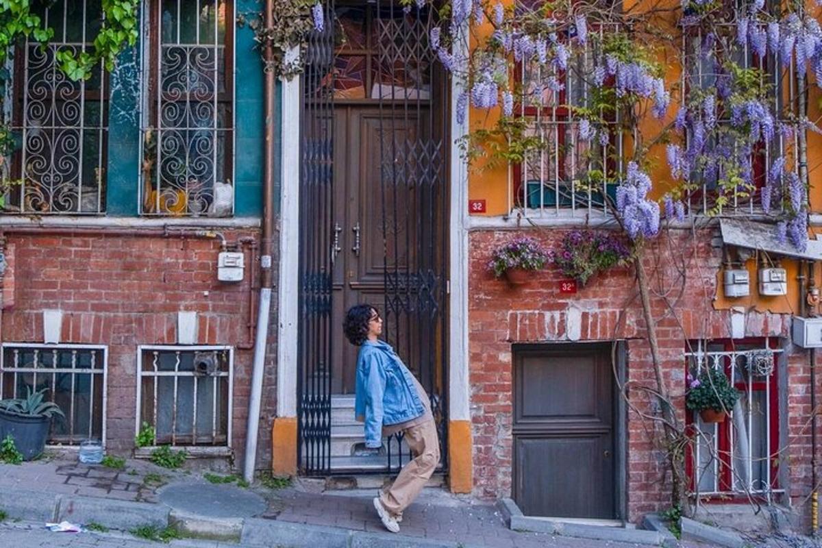 un home pujant les escales d'un edifici