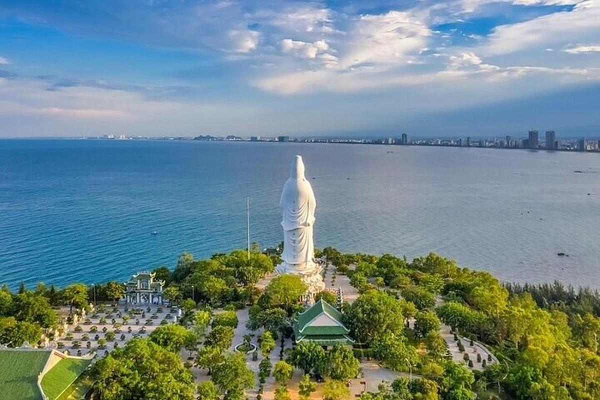 một góc nhìn từ trên không của một bức tượng lớn màu trắng bên cạnh mặt nước