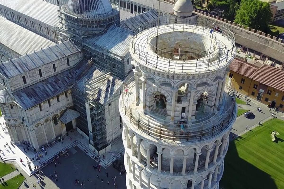 o vedere de sus a unei clădiri cu turn