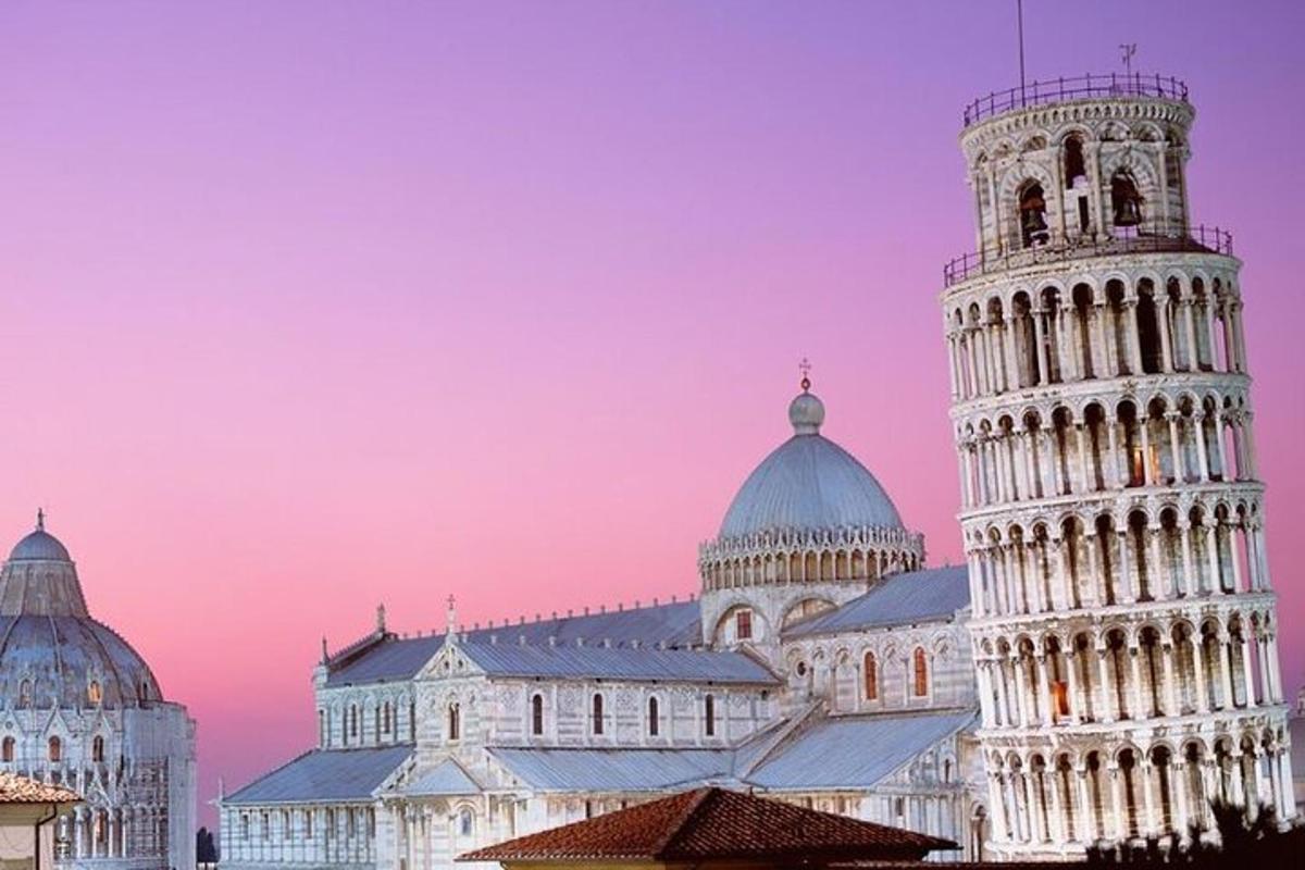 um edifício com uma torre de relógio ao lado de uma catedral