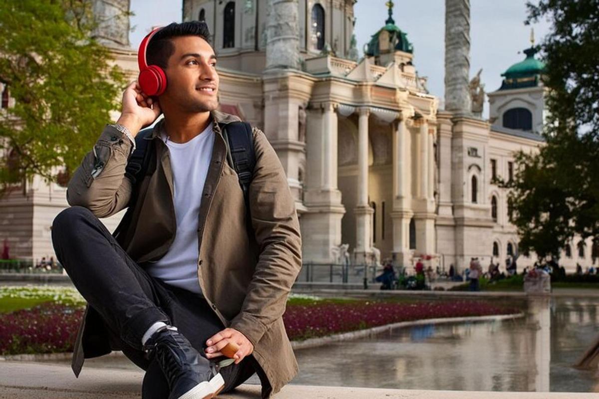 un uomo seduto a terra che parla al cellulare