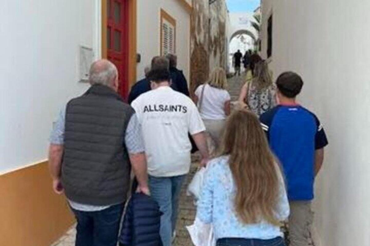 um grupo de pessoas está olhando para uma pintura