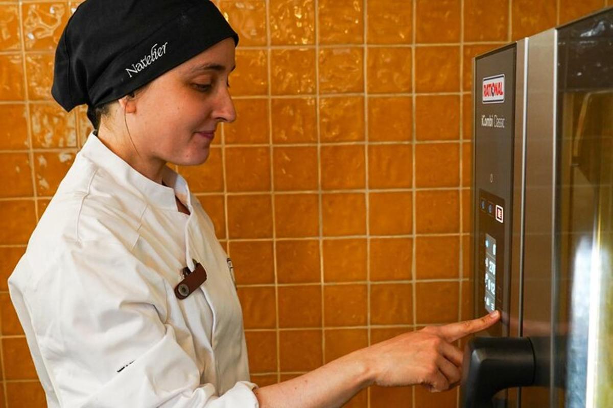 žena stojící v kuchyni a dívající se na mikrovlnnou troubu