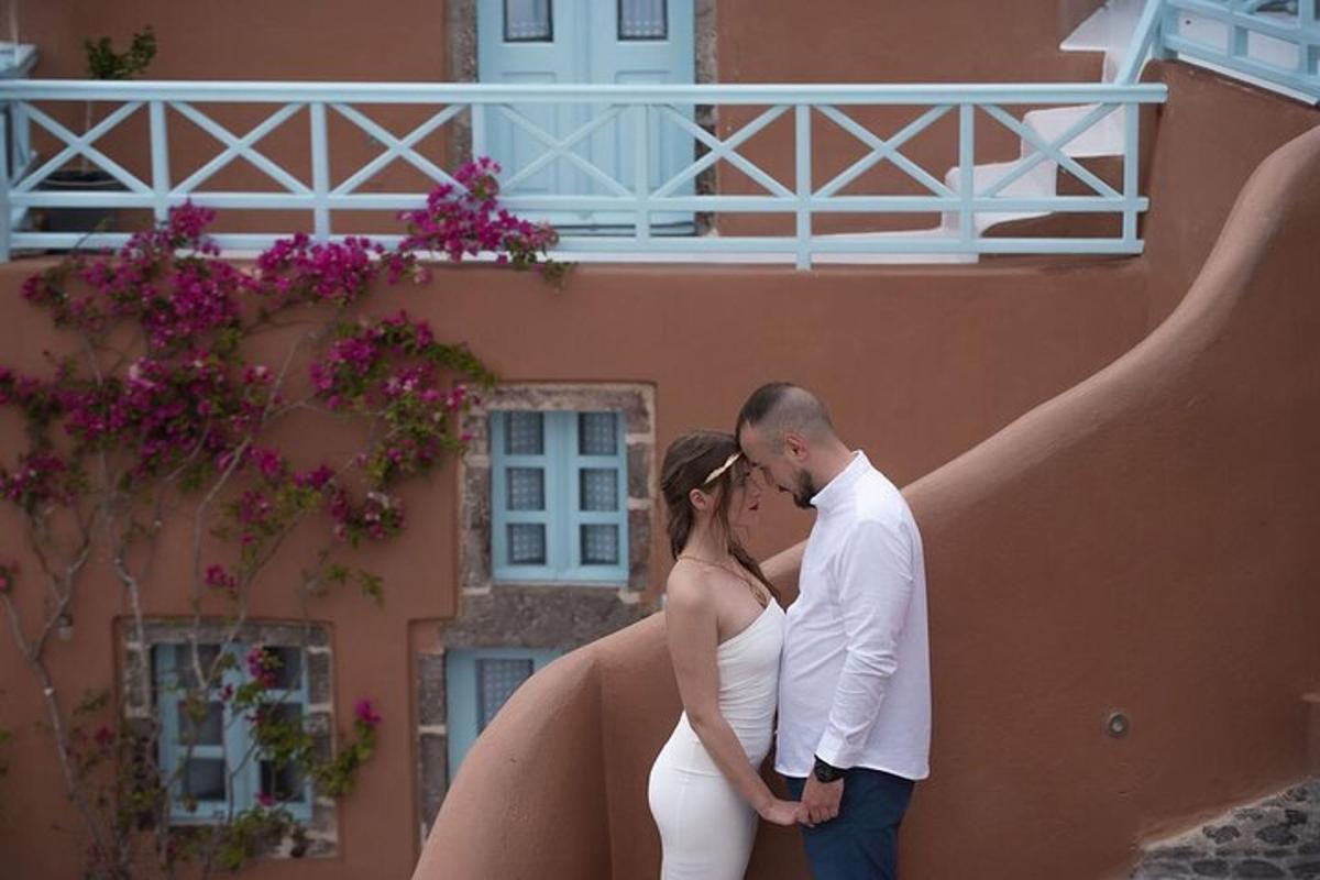 cô dâu và chú rể hôn nhau trước tòa nhà