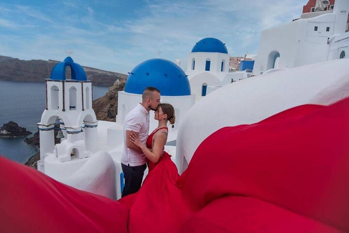 Una novia y un novio de pie frente a un edificio