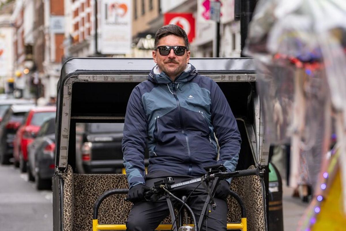 un home que va en un carretó amb una bicicleta