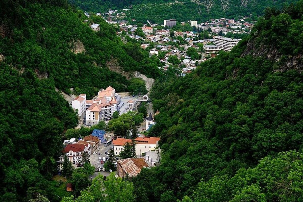 eine Stadt mitten in einem Berg