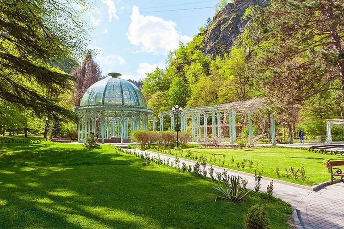 un gazebo in mezzo a un parco verde