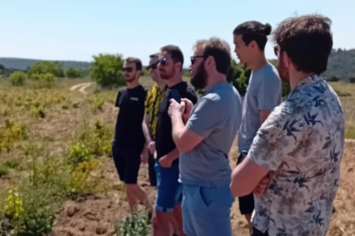 un grup de bărbați care stăteau pe un câmp