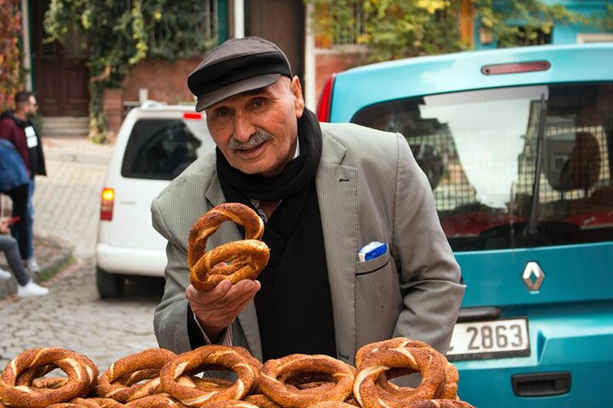 egy férfi egy csomó perecet tart a kezében