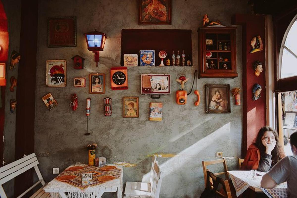 kobieta siedząca przy stoliku w restauracji