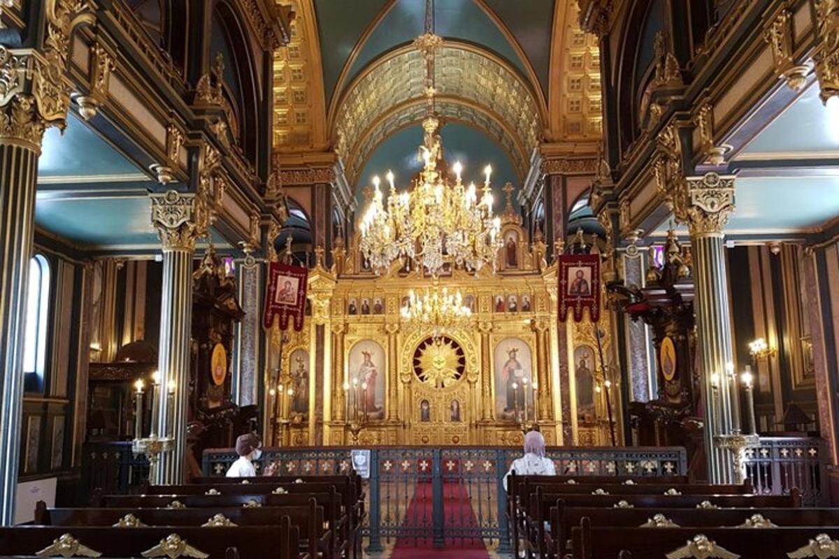 velká synagoga s lustrem v budově