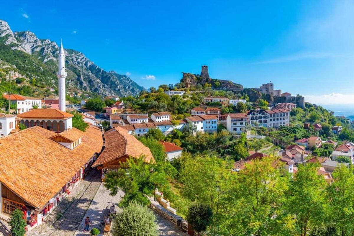 un pueblo en una colina con casas y árboles