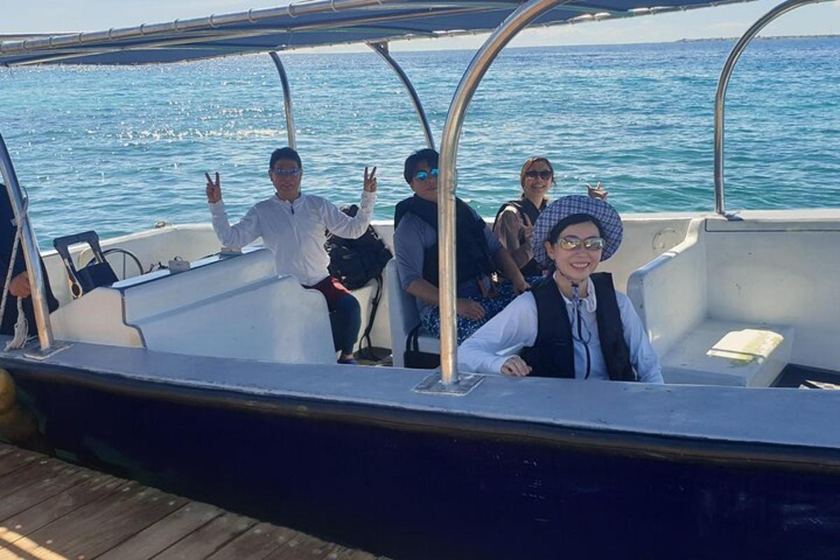un gruppo di persone su una barca sull'acqua
