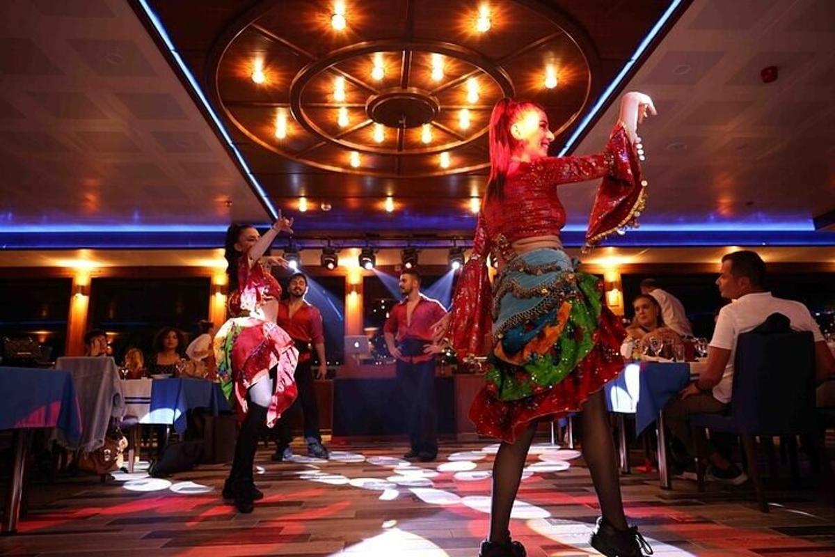 due donne che ballano su un palco davanti a una folla
