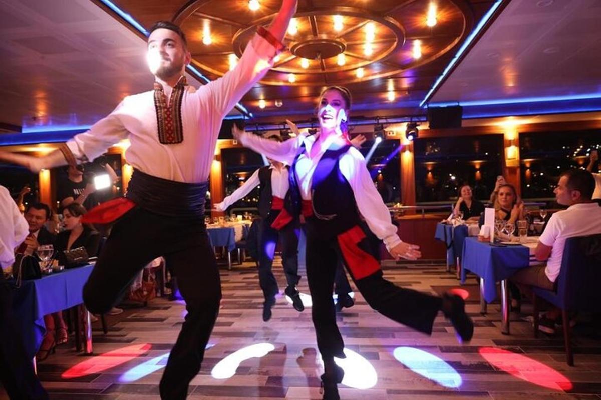 due persone che ballano su una pista da ballo in un ristorante