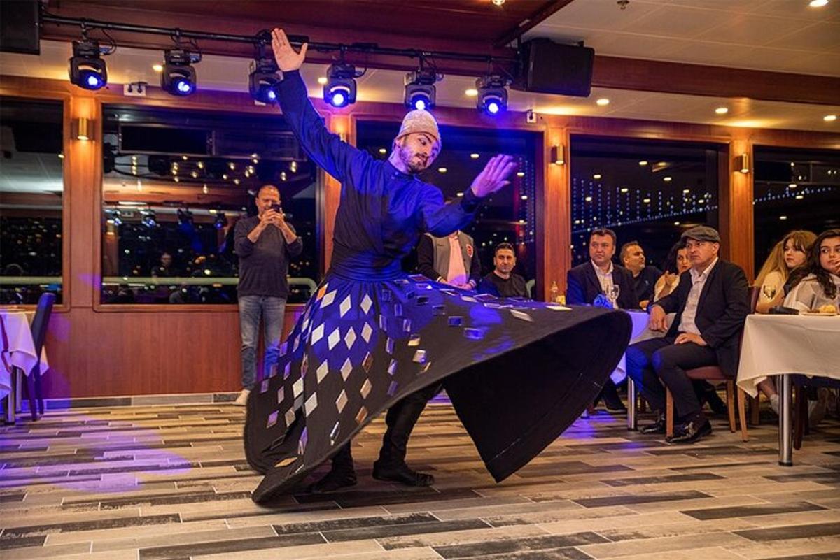 una donna che balla sulla pista da ballo a una festa