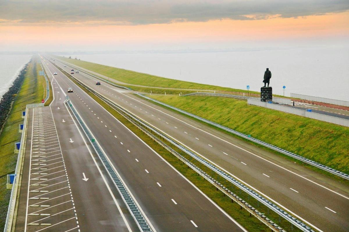 una vista cenital d'una autopista amb una estàtua