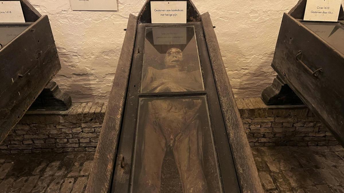 una estàtua d'un home en una barca a l'aigua