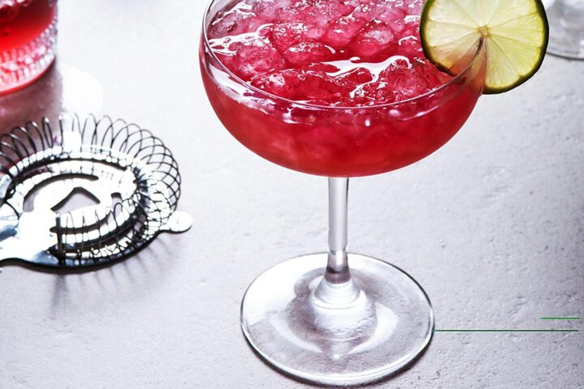una beguda en una copa de martini amb una rodanxa de llima