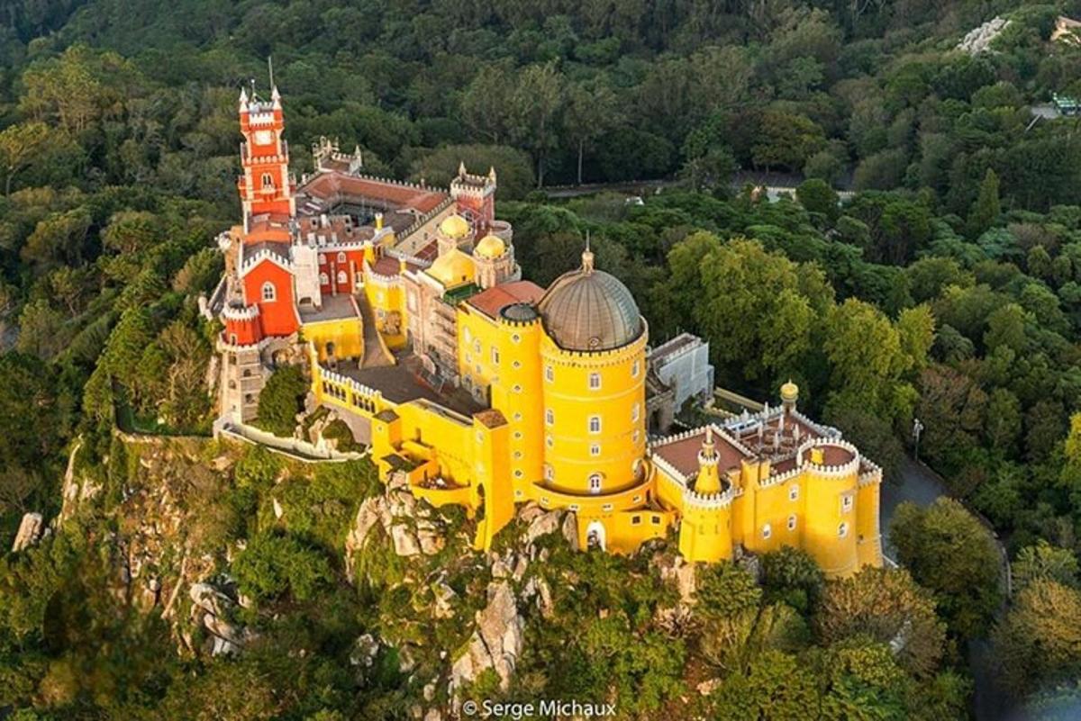 velký žlutý hrad na vrcholu hory