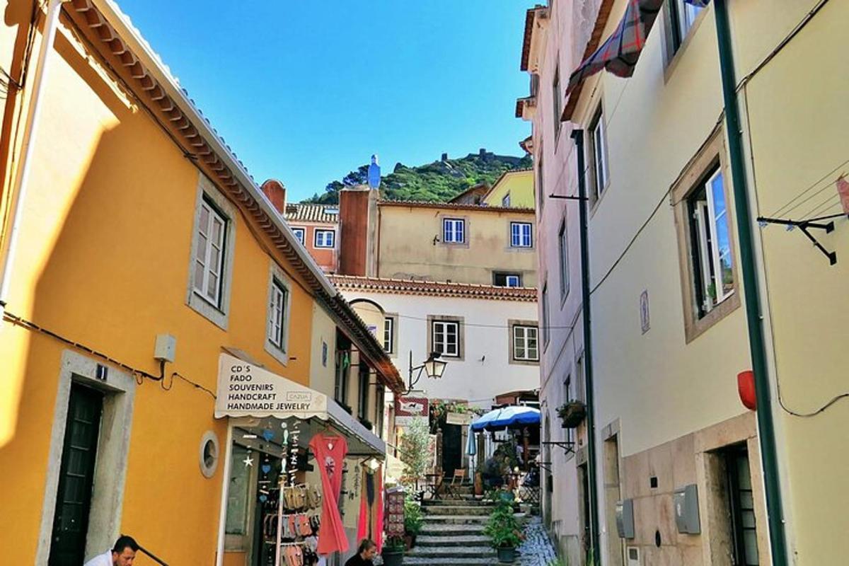 eine Gasse mit Gebäuden und Menschen, die die Straße entlanggehen
