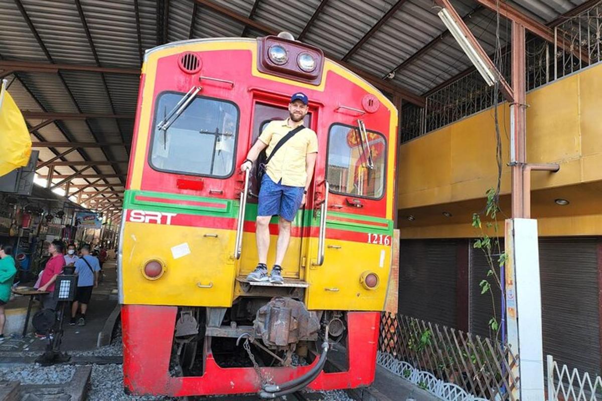seorang lelaki berdiri di hadapan kereta api