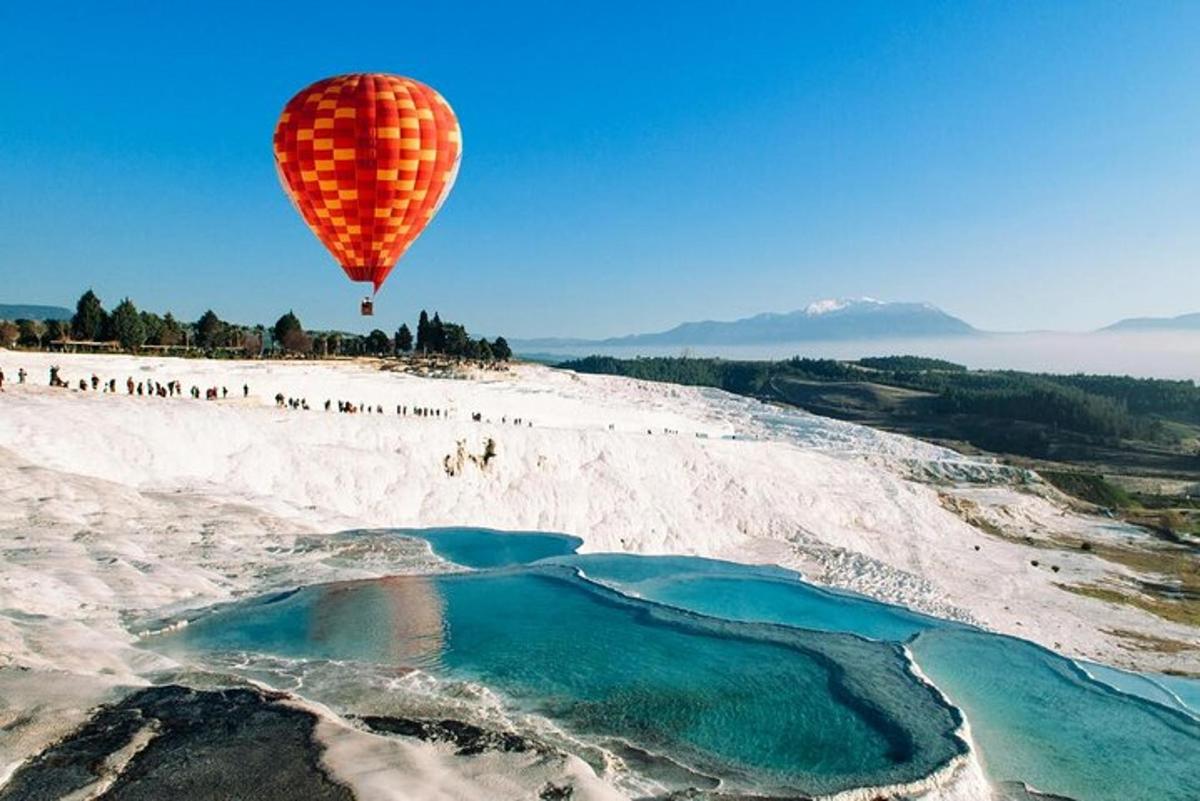 balon na vroč zrak, ki leti nad plažo