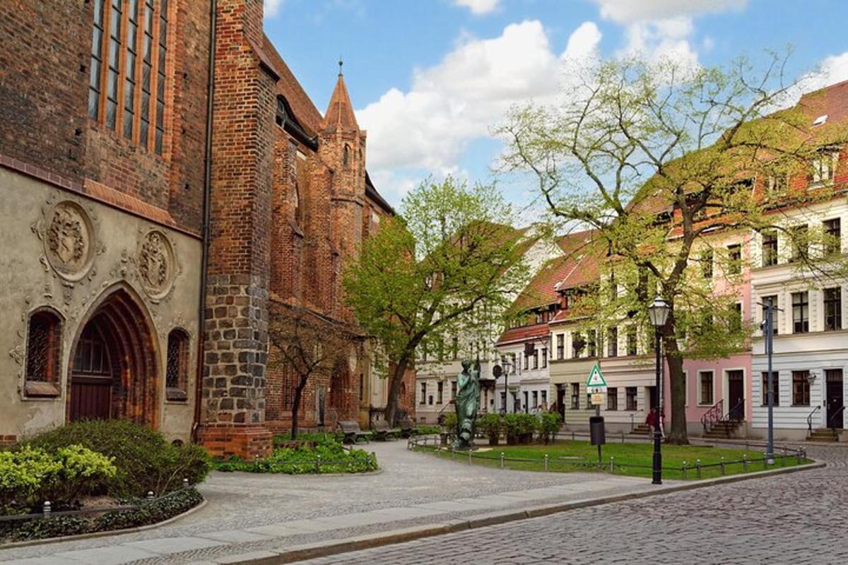 una strada vuota in una città con una chiesa