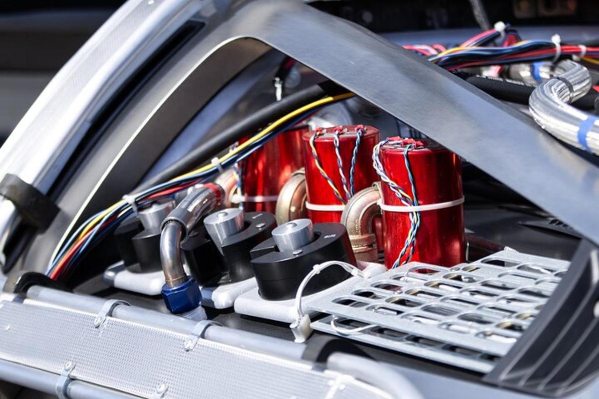 un mucchio di fili e altri dispositivi elettronici in un'auto