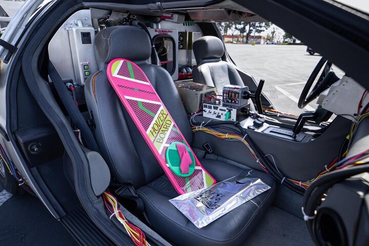 uno snowboard seduto sul sedile posteriore di un'auto