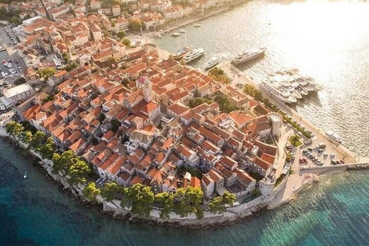 una vista aérea de una isla en el agua