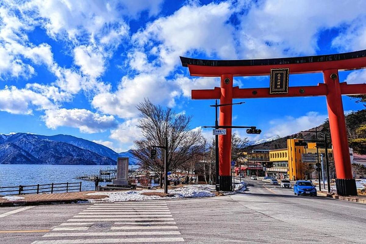 isang pulang torii gate sa tabi ng isang anyong tubig