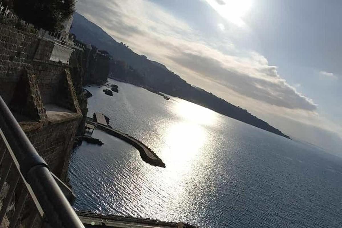 una vista di uno specchio d'acqua con il sole che splende su di esso