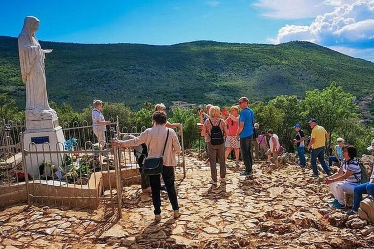 Un grupo de personas de pie alrededor de una estatua