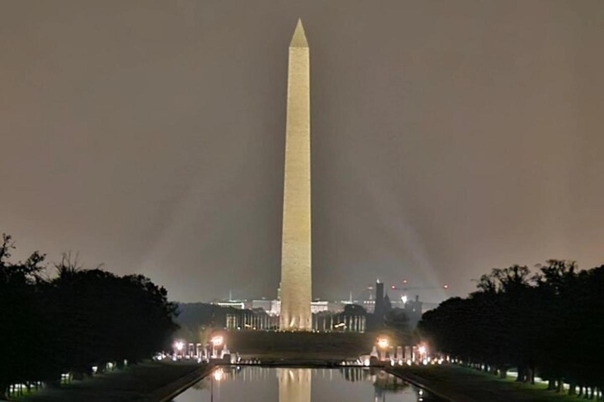 một tượng đài của Washington được thắp sáng vào ban đêm với tháp Washington