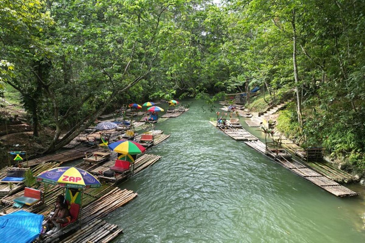 un fiume con molti tavoli con ombrelloni e persone su di esso