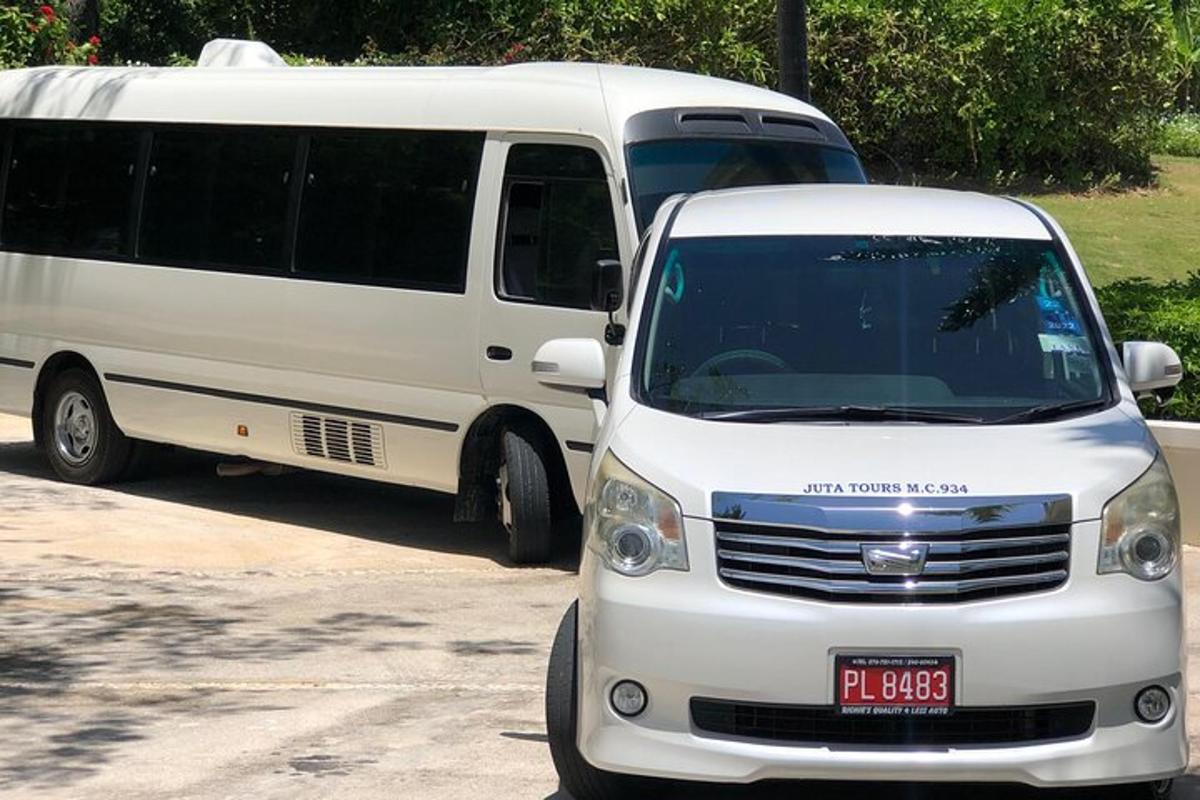 sebuah van putih diletakkan di sebelah bas putih
