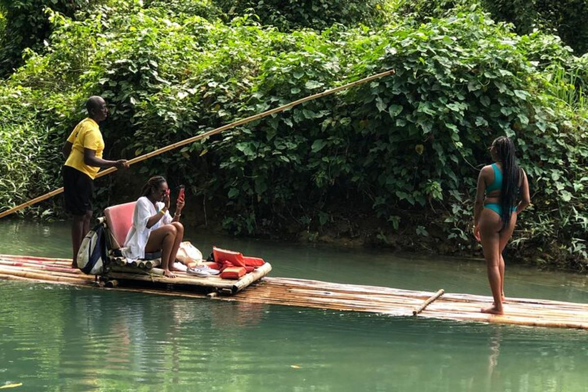 un gruppo di persone su una zattera in acqua
