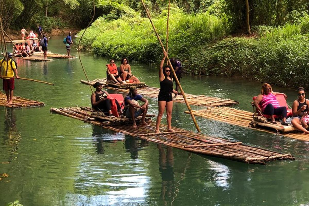 sekumpulan manusia di atas rakit buluh di sungai